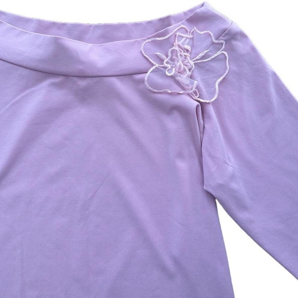 ⭐️JKLA CALIFORNIA - VINTAGE PINK OFF THE SHOULDER TOO WITH FLOWER ACCENT⭐️ - Picture 2 of 4